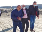 محافظ بورسعيد يتفقد أعمال إنشاء مصنع المواد الخام لإنتاج إطارات السيارات..صور