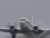 طيار يظهر مهارة شديدة في الهبوط بالطائرة على مدرج مغمور بالمياه.. فيديو
