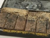 العثور على علبة شيكولاتة تعود لـ 120 عامًا مخبأة داخل أوراق شاعر أسترالى.. فيديو