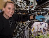 رائدة ناسا "كيت روبينز" تحصد الفجل المزروع في الفضاء (صور)