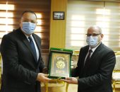 محافظ الشرقية يُكرم وكيل وزارة المالية لبلوغه السن القانونى للمعاش