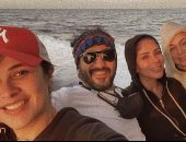 ياسمين عبد العزيز واحمد حلمى ومنى زكى x صورة واحدة على شاطىء البحر