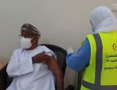 وزير الصحة العمانى يتلقى أول جرعة من لقاح كورونا لتأكيد الأمان.. فيديو