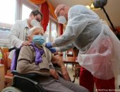 امرأة عمرها 101 سنة أول من تحصل على لقاح فايزر- بيونتيك فى ألمانيا