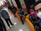 خروج 8 حالات من مستشفى العديسات بالأقصر بعد التعافى من فيروس كورونا.. صور