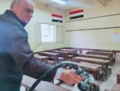 مدير مدرسة بدمياط يعقم الفصول استعدادا لامتحانات نصف العام.. صور 