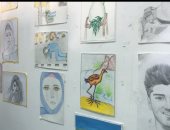 مبدعون من أسر شهداء الروضة يعرضون لوحات رسموها للشهداء بمعرض جامعة العريش