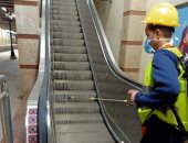 المترو يواصل أعمال تعقيم وتطهير المحطات والقطارات ضد كورونا.. صور
