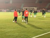 وصلة هزار بين وليد سليمان وحسام عاشور قبل مباراة الأهلى والاتحاد.. صور