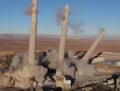 لحظة تفجير 3 مداخن خرسانية عملاقة فى محطة طاقة بأمريكا.. فيديو