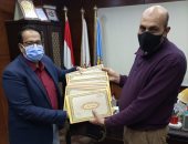 وكيل تعليم الغربية يكرم فريق التوجيه والإرشاد المهنى