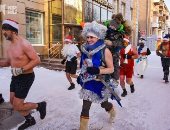 سباق جرى بأزياء "بابا نويل" في مدينة روسية للاحتفال برأس السنة.. صور