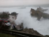 الظواهر الطبيعية تودع 2020... العاصفة بيلا تجتاح فرنسا وتقطع الكهرباء عن آلاف المنازل