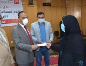 تسليم 100 شيكا للأسر الأكثر احتياجا لتنمية المشروعات الصغيرة بالمنيا