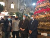 محافظ القاهرة يلتقط صورة تذكارية مع المواطنين أمام شجرة الكريسماس.. صور