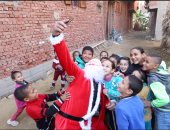 بابا نويل فى الأرياف بالحمار والكارو.. ضحك ولعب وهدايا.. فيديو