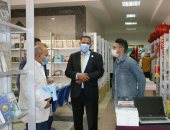 إقبال من الطلاب والجمهور على معرض الكتاب بجامعة أسوان