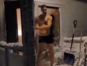 زلاتان إبراهيموفيتش يفترش الثلج بعد تعافيه من إصابته.. فيديو