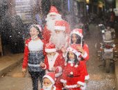 صور.. "بابا نويل" وأطفاله يحتفلون بالعام الجديد بالأقصر على طريقتهم الخاصة
