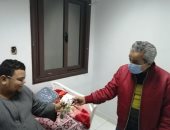 وكيل صحة قنا يقدم ورودا وهدايا لمصابى كورونا فى ليلة رأس السنة