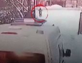 لص يسرق سيارة اسعاف تنقل مريضة من أمام منزلها فى روسيا.. فيديو