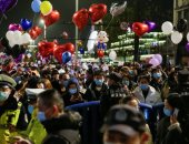 صور.. حشود تملأ شوارع مدينة ووهان الصينية للاحتفال بالعام الجديد