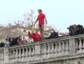 تقاليد شعبية غريبة..سكان روما يرمون أنفسهم فى نهر التيبر للترحيب بالعام الجديد