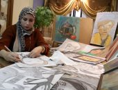 مضيفة طيران بدرجة رسامة.. رحلة بين السماء والفن