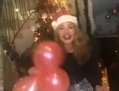 على طريقة بابا نويل..ليلى علوى تستقبل 2021 بقبعة سانتا كلوز والبلالين..فيديو