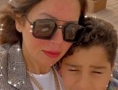 لقاء الخميسى وعبد المنصف يستقبلان 2021 مع أبنائهما أمام الأهرامات.. صور