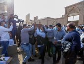 لحظة دفن الكاتب الكبير وحيد حامد فى وداع مؤثر من الأسرة والمحبين.. فيديو