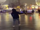 سكان موسكو يستمتعون بأوقاتهم بعد تحول شوارعها إلى "حلبة تزلج عامة".. فيديو