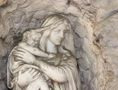 100 منحوتة عالمية.. "مريم والطفل" السيدة العذراء تحمى ابنها