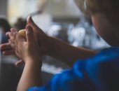 كيف تحمى عيون طفلك من خطر معقمات اليدين فى زمن الكورونا؟