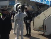 من الباب للباب.. تطبيق الإجراءات الاحترازية لمنتخب اليابان لليد من سلم الطائرة.. صور