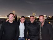 ظهور جديد لــ عمرو دياب مع أصدقائه في دبي
