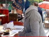 المهندسة آية.. جامعية تقف على عربة الفول لمساعدة والدها بنشرة منتصف اليوم