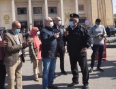 محافظ الأقصر يقود جولة لمتابعة التزام المواطنين بالكمامات بالشوارع