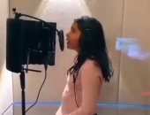 "البنت مرآة أمها"..ابنة شيرين عبد الوهاب تتألق فى أداء أغنية أجنبية.. فيديو