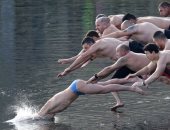 السباحة والغوص مراسم احتفالات عيد الغطاس فى بلغاريا بالرقص وبالغنى