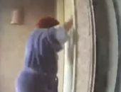 كاميرا مراقبة تسجل بطولة سيدة أنقذت جيرانها من حريق بمنزل.. فيديو