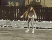 طفلة بريطانية تستمتع بالتزلج لأول مرة منذ عام بسبب كورونا.. فيديو