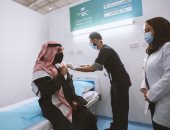 الأمير مقرن بن عبدالعزيز يتلقى الجرعة الأولى للقاح فيروس كورونا