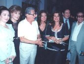 زمن الفن الجميل.. صورة نادرة تجمع فؤاد المهندس ونور الشريف مع ميرفت أمين ويسرا