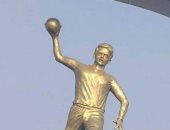 استعدادا لكأس العالم.. وضع تمثال للاعب كرة يد بمدخل الإسكندرية 