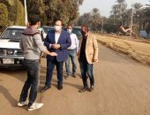 نائب محافظ الجيزة يتفقد مشروعات الرصف بقرية سقارة وطريق المريوطية الغربي
