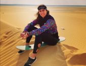 نور الشربينى تستغل فترة "الأجازة" فى التزحلق على رمال الفيوم