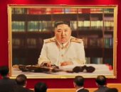 كوريا الشمالية .. صورة جديدة لكيم جونج أون بزى عسكرى وبجواره رشاش