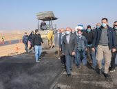 وزير النقل يتفقد طريق الصعيد الصحراوى الغربى ويوجه بعدم إقامة أى مطبات.. صور