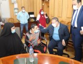 محافـظ المنوفية يسلم 3 كراسى ودراجة بخارية ويقرر صرف مساعدات مالية.. صور وفيديو